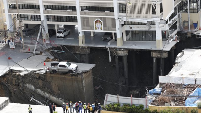 Viduryje Bankoko – milžiniška 50 metrų gylio duobė: pamatykite vaizdą iš arti