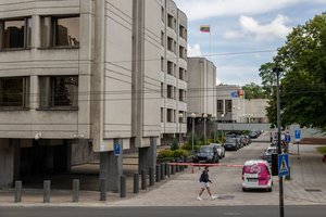 Ministrų kabinetas – už trumpesnes biurokratines procedūras gynybos pramonės projektams