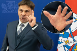 Daug dėmesio sukėlusioje spaudos konferencijoje – dar vienas netikėtumas: ant I. Adomavičiaus delno pastebėtas paruoštukas