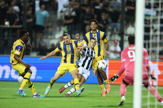 Europos lygos starte didžiausią pergalę šventė „Dinamo“, o Salonikuose sirgaliai kabino plakatus prieš Izraelį