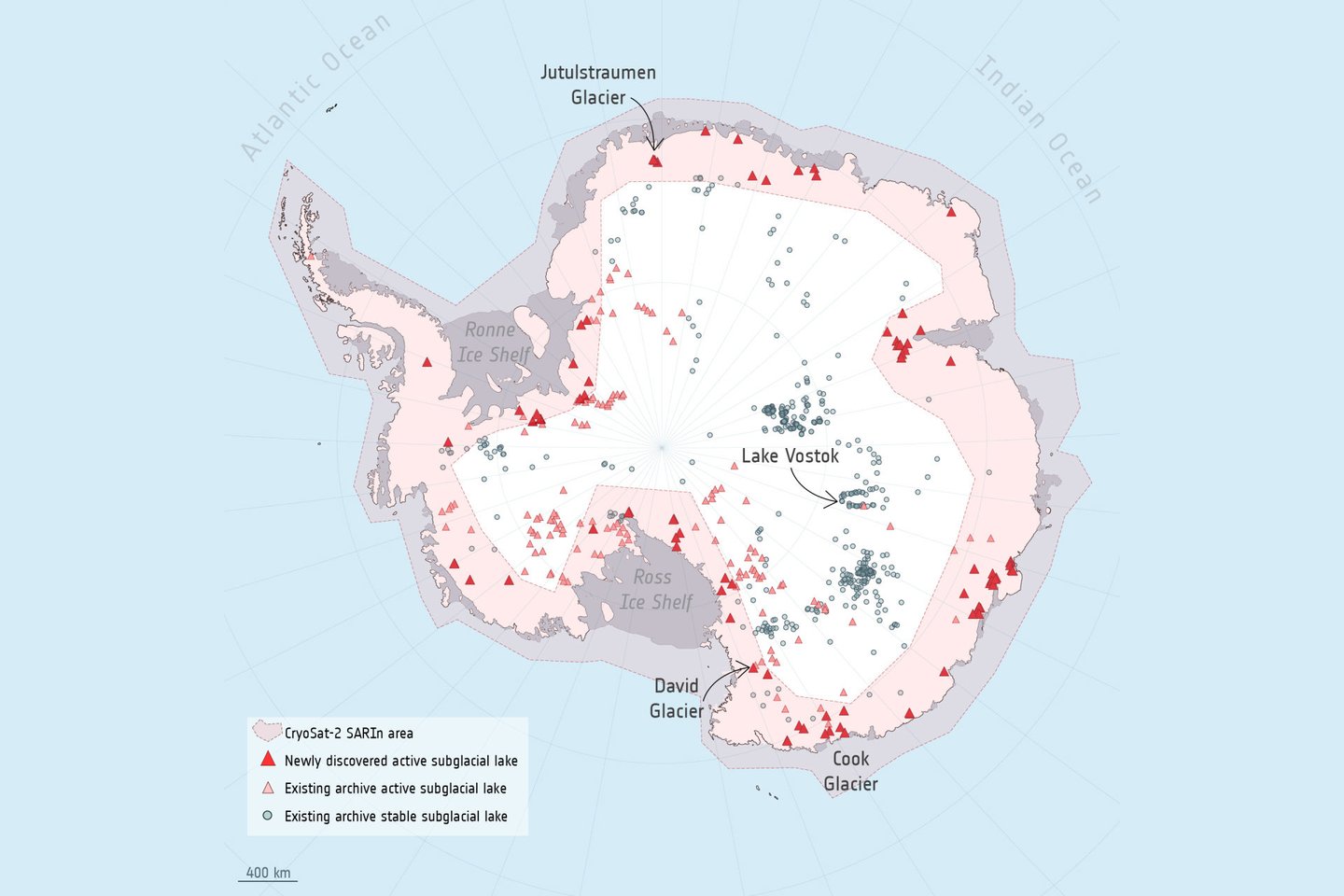 Antarktidos žemėlapis, kuriame pažymėtos 85 naujai atrastų „aktyvių“ po ledu esančių ežerų vietos (raudoni trikampiai). Rožine spalva pažymėta teritorija – tai vieta, kurioje „Cryosat-2“ rinko duomenis nuo 2010 iki 2020 m.<br> EKA iliustr.