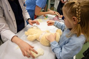 Saugios vaikų chirurgijos pagrindas Kauno klinikose – dėmesys emocinei ir fizinei mažųjų pacientų gerovei