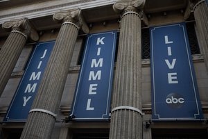 „Disney“: po konflikto su Trumpu Kimmelio reitingai – didžiausi per dešimtį metų