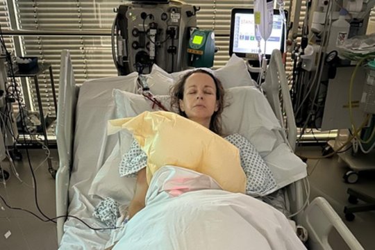 Vingiuota kelionė priekaboje, traktoriumi ir laivu – neįtikėtina, ką žmonės padarė, kad moteris patektų į ligoninę