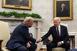 D. Trumpas ištesėjo pažadą: vietoje J. Bideno portreto – iškalbinga nuotrauka