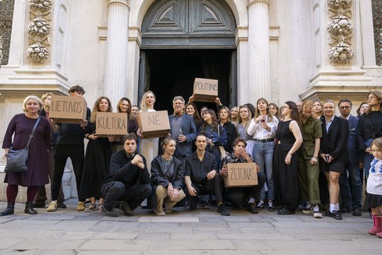 Kultūros bendruomenės nerimas išsiliejo į tarptautinę areną: protesto balsas skamba ir Venecijos bienalėje