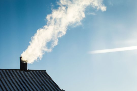 Lietuvoje prasideda krosnių kūrenimo sezonas – ugniagesiai pataria, kaip išvengti gaisrų