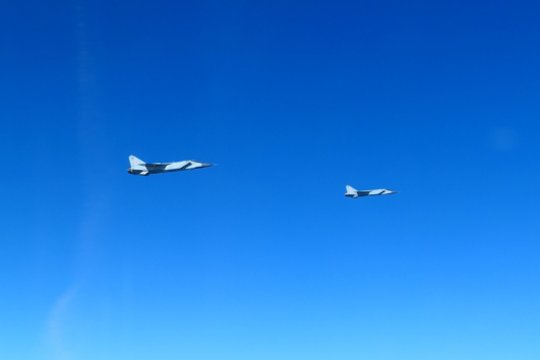 Šiauliuose dislokuoti NATO naikintuvai virš Baltijos ties Latvija perėmė penkis rusų karo lėktuvus