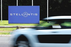 Europos automobilių gamintojams – riesta: masiškai skelbiama apie prastovas