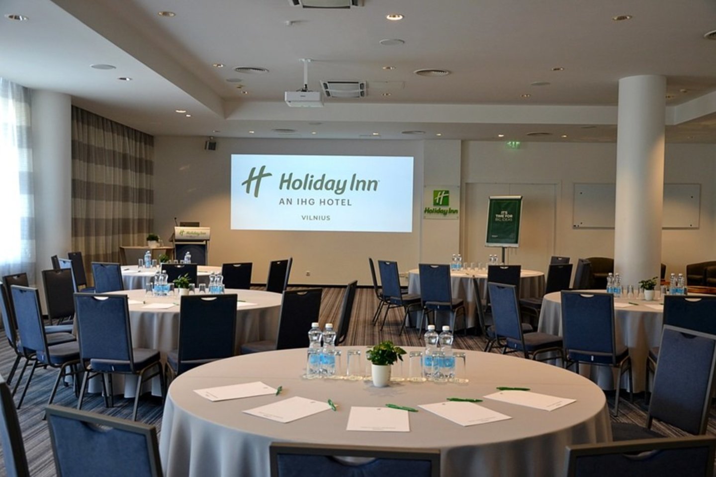 Viešbutis „Holiday Inn Vilnius“ – tai patogi vieta tiek poilsiui, tiek verslo susitikimams.