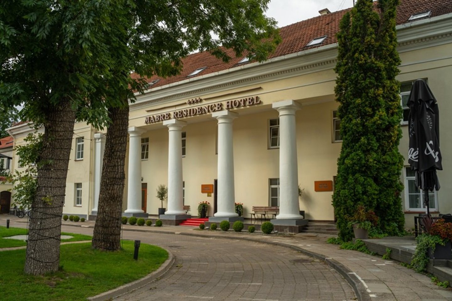 „Mabre Residence Hotel“ įsikūręs pačioje Vilniaus senamiesčio širdyje, šalia Šv. Onos bažnyčios.