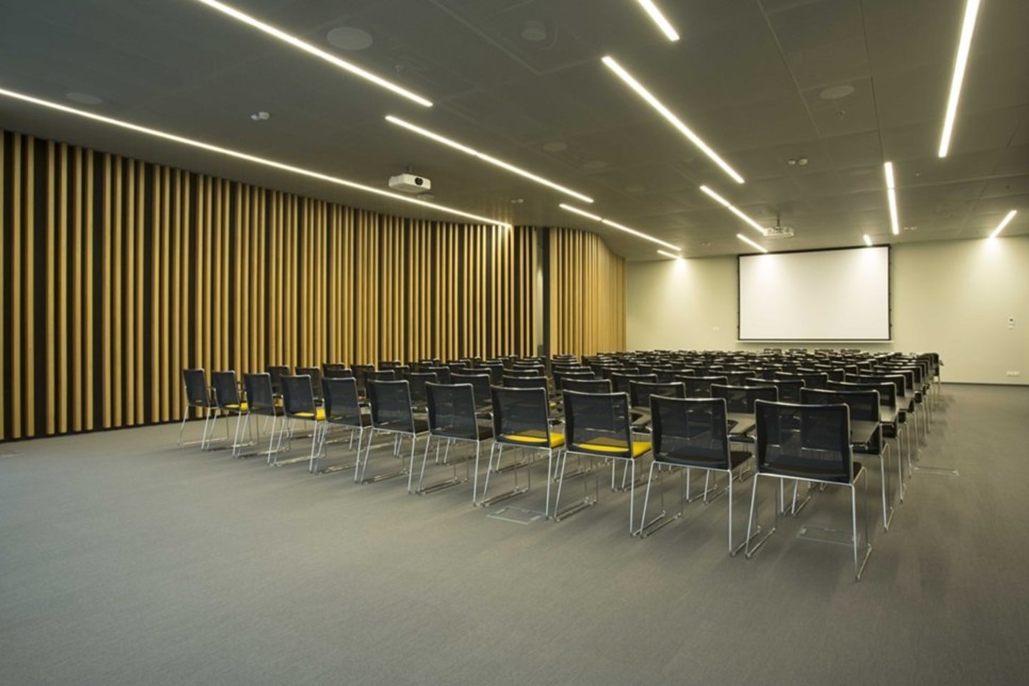 Pasirinkdami „Quadrum“, jūs ne tik išsinuomojate salę, bet ir gaunate visapusišką partnerį, padedantį sukurti kokybišką renginio patirtį.