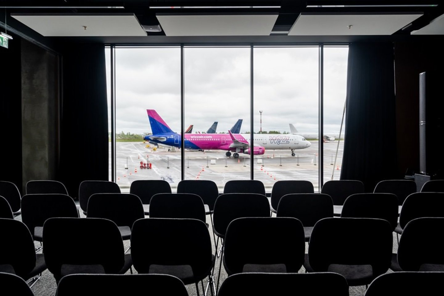 Vilniaus oro uosto konferencijų centras – moderni erdvė renginiams su unikaliu vaizdu į šiaurinį Vilniaus oro uosto peroną.