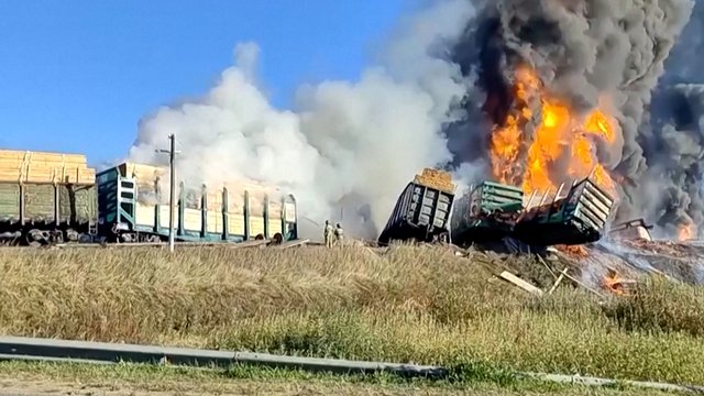 Rusijoje sunkvežimiui įlėkus į pervažą – mirtinas traukinio smūgis: užsidegė 8 vagonai su kuro cisternomis