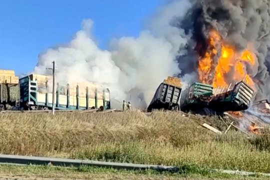 Rusijoje sunkvežimiui įlėkus į pervažą – mirtinas traukinio smūgis: užsidegė 8 vagonai su kuro cisternomis