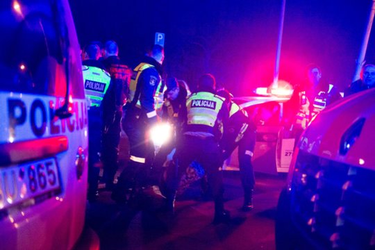 Šeštadienio naktį prie Kauno Rotušės įsiplieskė didžiulės muštynės: 2 jų dalyviai – ligoninėje, 5 – areštinėje