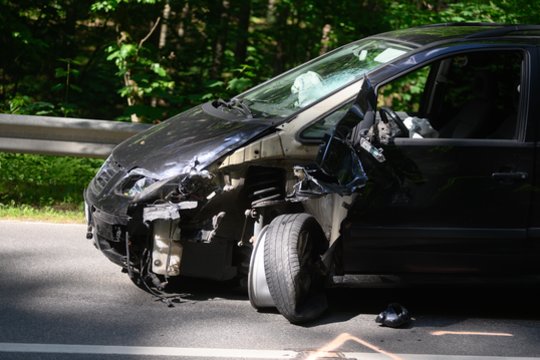 Girti vairuotojai prisėjo bėdų: rėžėsi į tvorą, nulėkė į griovį, taranavo net 4 automobilius