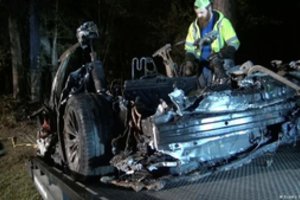 Kraupi tragedija: „Tesla“ vairuotojas ir du vaikai sudegė gyvi – gelbėtojai negalėjo atidaryti elektroninių durų