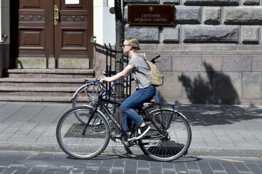 Šalia Vilniaus mokyklų įrengti 195 nauji dviračių stovai