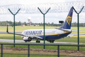 „Ryanair“ skrydis virto chaosu – keleiviai ėmė grūsti pasus į burną