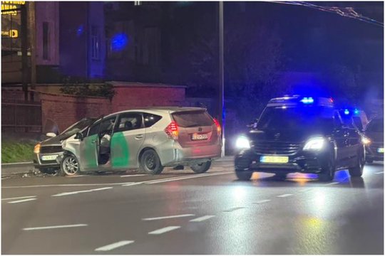 Kauno senamiestyje – didelė avarija: „Bolt“ pavežėjas trenkėsi į „Opel“, sužeisti 4 žmonės