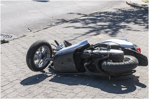 Vilkaviškio rajone susidūrė mopedus vairavę paaugliai: abu pristatyti į ligoninę