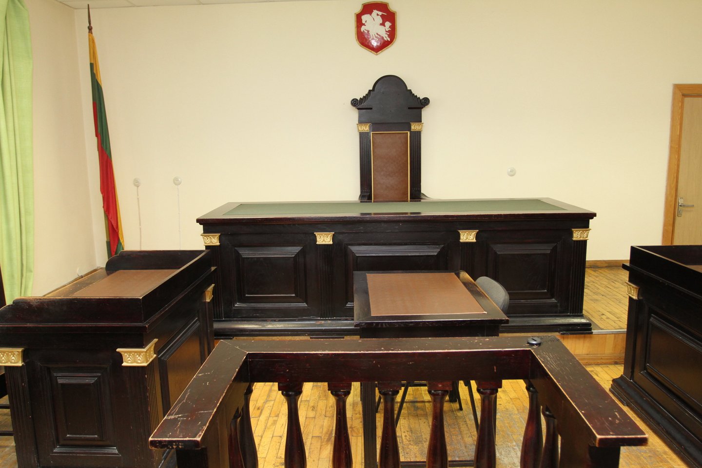 Lietuvos Aukščiausiasis Teismas (LAT) nagrinės dar vieną „čekiukų“ bylą – už sukčiavimą ir kitus nusikaltimus naudojant savivaldybės lėšas nuteistas buvęs Jonavos rajono tarybos narys Žilvinas Galimovas prašo išteisinimo.<br>M.Patašiaus nuotr.