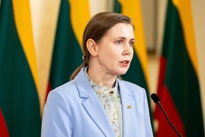 D. Šakalienė sako, jog neketinama trumpinti privalomosios karinės tarnybos trukmės