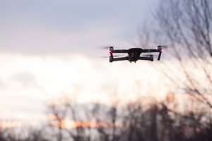 Saugumo krizė tęsiasi: prie Danijos karinių bazių naktį vėl pastebėti dronai