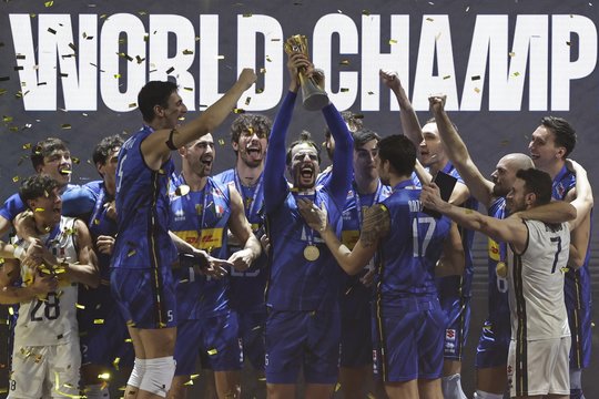 Staigmenomis nusėtame turnyre Italijos tinklinio rinktinė apgynė pasaulio čempionės vardą