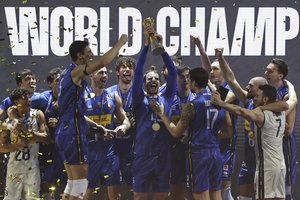 Staigmenomis nusėtame turnyre Italijos tinklinio rinktinė apgynė pasaulio čempionės vardą