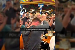 Vokietiją drebina „Oktoberfest“ skandalas: supriešino vaizdo įrašas su buteliuką užsivertusiu vaiku