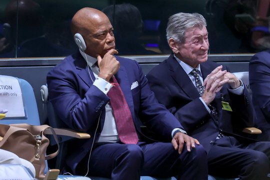 Niujorko meras E. Adamsas nebesieks būti perrinktas artėjančiuose rinkimuose