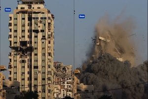 Izraelio ataka Gazoje: milžiniškas pastatas sugriuvo per kelias akimirkas