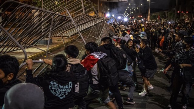 Nepatenkinti Z kartos atstovai Peru susirėmė su policija: mėtė akmenis ir fejerverkus