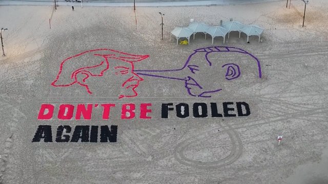 Tel Avive – B. Netanyahu pašiepianti meninė instaliacija: priešais D. Trumpą pavaizduotas ilga nosimi