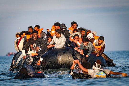 Savaitgalį mėgindami kirsti Lamanšą žuvo keturi migrantai, 400 buvo išgelbėti