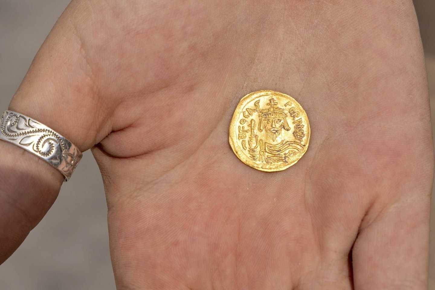 Aukso moneta su imperatoriaus Foko atvaizdu.<br> M. Eisenbergo nuotr.