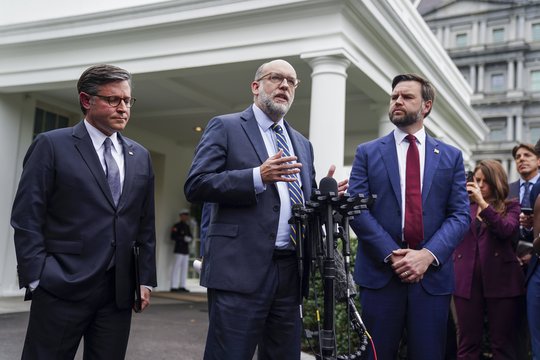 JAV gręsiant valdžios įstaigų uždarymui – D. Trumpo susitikimas su demokratais