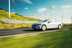 Ekspertai paskaičiavo, kada elektromobilis tampa pigesnis už benzininį: kiekvienas nuvažiuotas 100 km leis sutaupyti 9,2 euro  