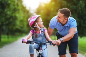 Airiją sukrėtė lenkų imigrantų šeimos tragedija: tėvas dukrą mokė važiuoti dviračiu, o po to staiga nužudė