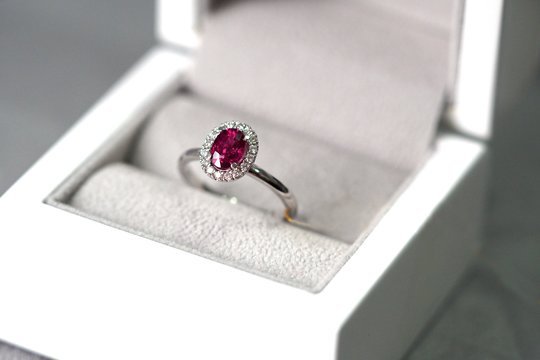 Kas svarbiau renkantis žiedą: brangakmenio dydis ar jo prasmė?