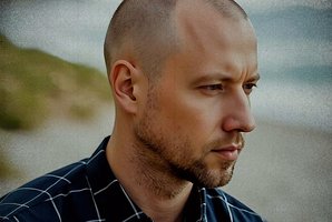 Sasha Song pristato itin jausmingą SEL dainos „Aš žiūriu į Tave, Pasauli“ interpretaciją