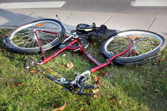 Neatidaus vairuotojo automobilis Ukmergėje partrenkė dviratininką