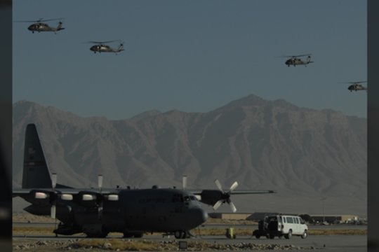 Netikėta D. Trumpo užgaida – grįžti į Afganistaną: atskleidė, kas slypi už tokio noro