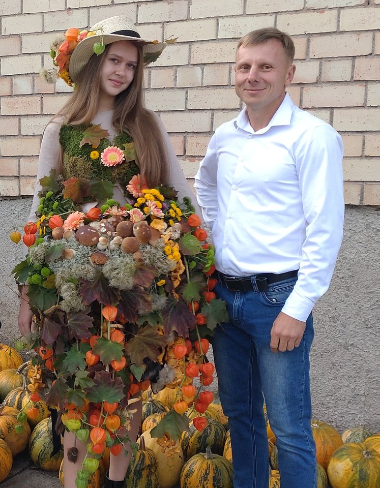 Floristas Modestas Vasiliauskas pristatė suknelę iš miško gėrybių. Ant neįprasto drabužio, kurį susirinkusiesiems demonstravo Akvilė Mosonaitė, „nutūpė“ po maždaug tris kilogramus baravykų ir voveraičių.<br> Pranešimo spaudai nuotr.