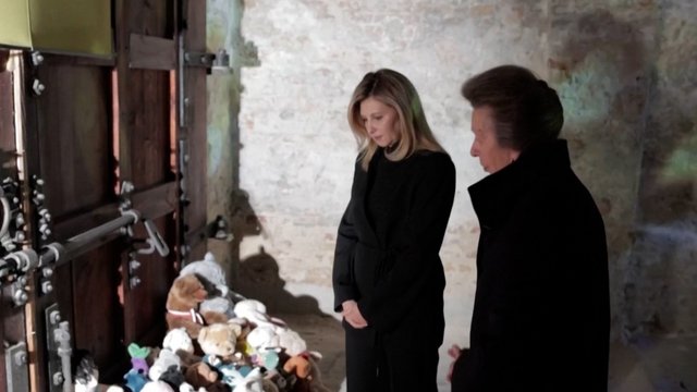 Kyjive – netikėtas princesės Annes vizitas: prie vaikų memorialo užfiksavo emocingą momentą
