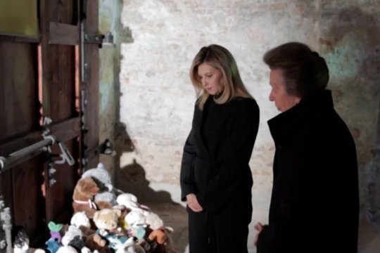 Kyjive – netikėtas princesės Annes vizitas: prie vaikų memorialo užfiksavo emocingą momentą