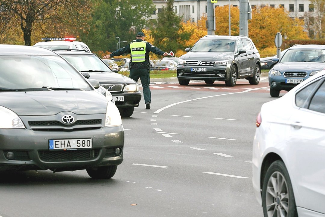 Ne visi vairuotojai žino šiuos ženklus: primena, ką reiškia eismo reguliuotojo mostai