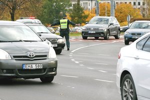 Ne visi vairuotojai žino šiuos ženklus: primena, ką reiškia eismo reguliuotojo mostai
